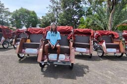 27 Tahun Sewa Becak, Suhadi Terharu Dapat Becak Listrik dari Presiden Prabowo