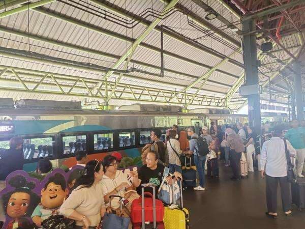 Libur Panjang Isra Mikraj, Stasiun Gambir Dipadati Penumpang