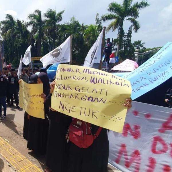 Guru Honor Geruduk Kantor Walikota Cilegon, Tuntut Tanggung Jawab