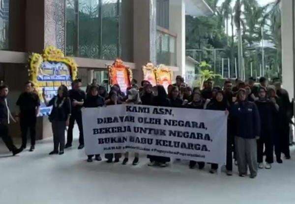 Keras! Demo Pegawai Kemendiktisaintek: Kami ASN, Bukan Babu Keluarga