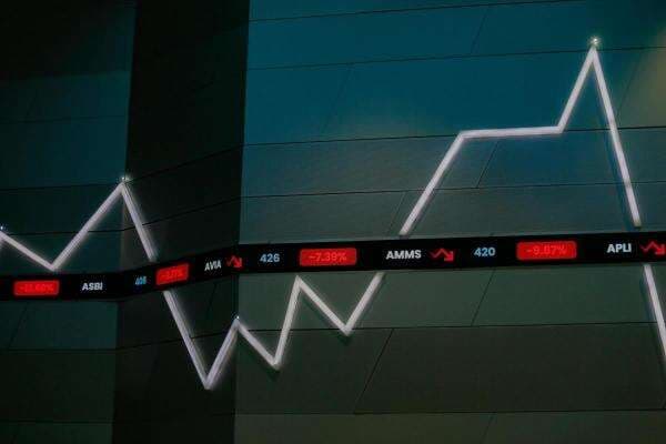 753 Saham Melemah, IHSG Hari Ini Ditutup Anjlok 4,88 Persen