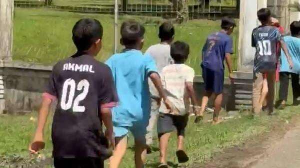 Warga Tapsel Berlarian Sambut Prabowo di Jembatan Bailey Sungai Garoga