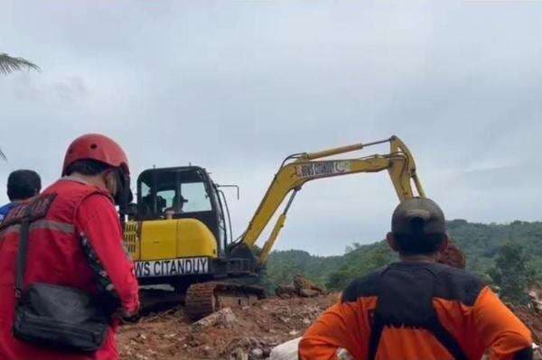 Operasi Pencarian Korban Longsor Cilacap Dikebut, BNPB Kerahkan 8 Alat Berat Operasi Pencarian Korban Longsor Cilacap Dikebut, BNPB Kerahkan 8 Alat Berat