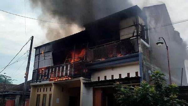 Kebakaran Home Industry Sepatu di Mojokerto, Karyawan Panik Selamatkan Barang