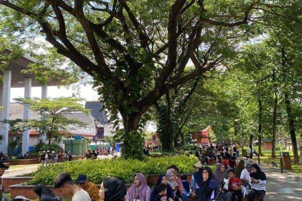Weekend Terakhir 2025, TMII Ramai Dipadati Pengunjung