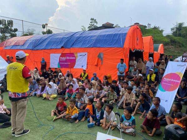 Indosat Ooredoo Hutchison Beri Trauma Healing Bagi Korban Bencana Tanah Bergerak di Brebes
