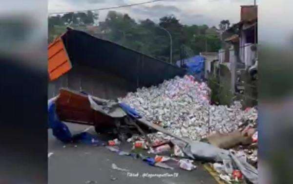 Kecelakaan di Bandung, Truk Tabrak 3 Rumah di Jalur Nagreg gegara Rem Blong