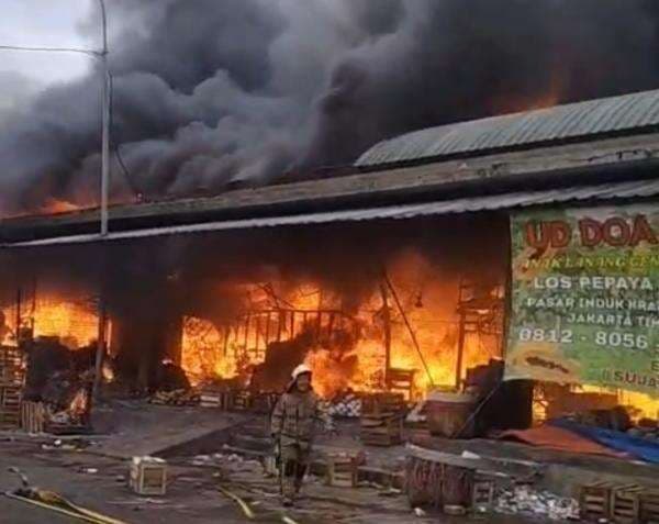 Breaking News! Pasar Induk Kramat Jati Terbakar, 16 Unit Damkar Dikerahkan ke Lokasi Breaking News! Pasar Induk Kramat Jati Terbakar, 16 Unit Damkar Dikerahkan ke Lokasi
