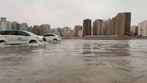 Hujan Deras Ubah Jalanan di Dubai Sungai, Puluhan Penerbangan Dibatalkan