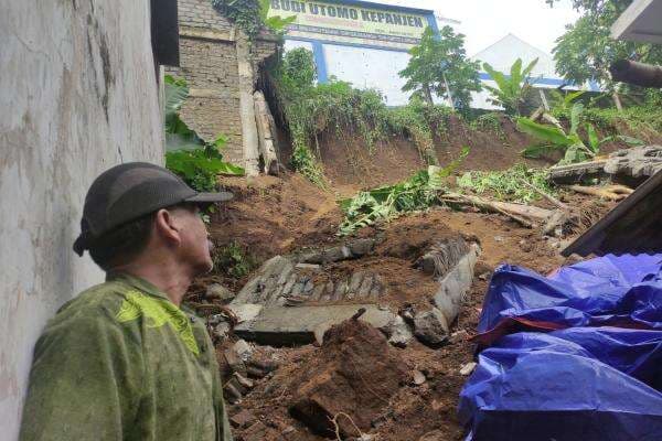 Tembok Penahan Tanah Longsor, Rusak Lima Rumah Warga