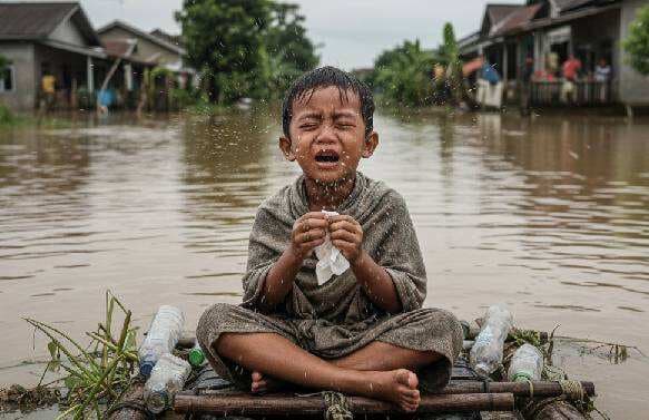 Penyakit ISPA Hantui Anak-Anak di Pengungsian Banjir Sumatera