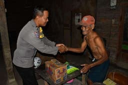 Kiprah Aipda Suranto, Bhabinkamtibmas Rutin Door to Door Bantu Kaum Duafa di Karanganyar