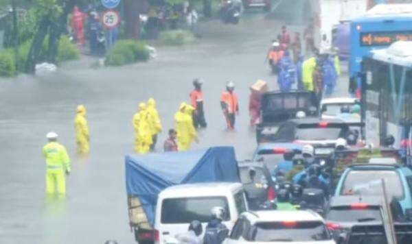 Banjir Jabodetabek, Jalan DI Panjaitan Jaktim Tergenang Air hingga 50 Cm
