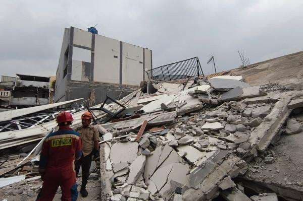 Ngeri! Detik-Detik Bangunan Lahan Parkir 2 Lantai di Jakut Roboh