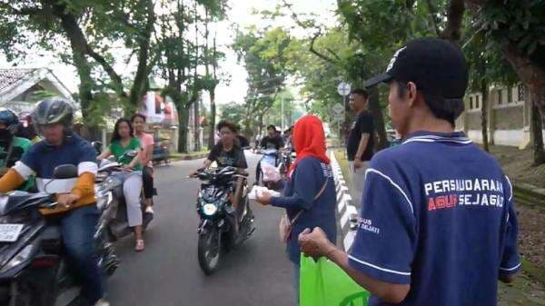 Unik, Komunitas Nama Agus di Sumsel Bagikan Takjil di Palembang Unik, Komunitas Nama Agus di Sumsel Bagikan Takjil di Palembang