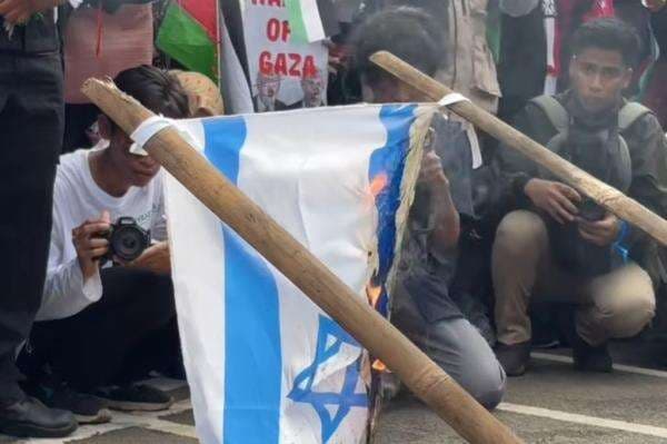 Aksi Bela Palestina, Massa Bakar Bendera Israel Aksi Bela Palestina, Massa Bakar Bendera Israel