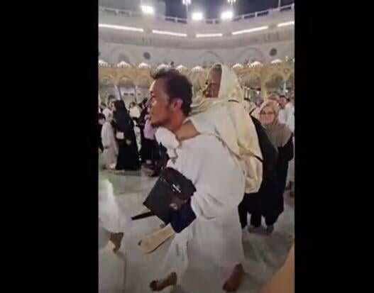 Viral Anak Pasuruan Gendong Ibu Tawaf di Masjidil Haram, Mirip Kisah Uwais Al Qarni Viral Anak Pasuruan Gendong Ibu Tawaf di Masjidil Haram, Mirip Kisah Uwais Al Qarni