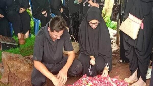 Tangis Andhika Pratama Pecah Menguburkan Jenazah Mertua, Satu Liang Lahat dengan Adik Ussy Sulistiawaty