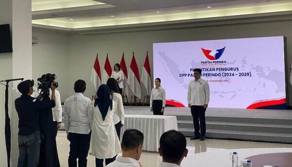 Ketum Partai Perindo Angela Tanoesoedibjo Nyoblos Pilkada 2024 di TPS 07 Gondangdia Menteng