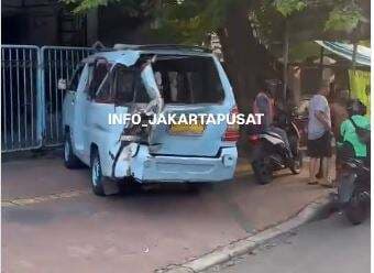 Angkot Penuh Penumpang Tertemper Kereta di Cempaka Putih