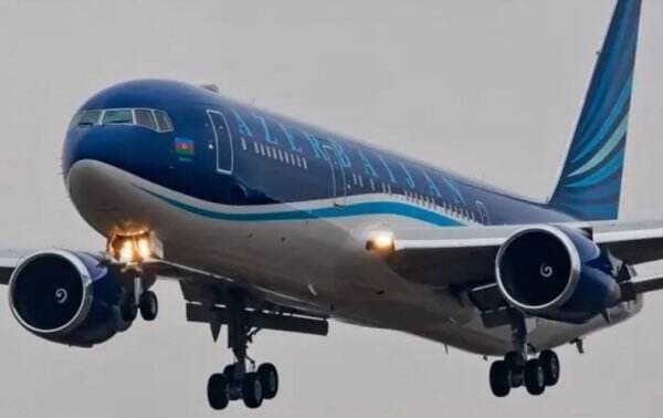 Breaking News: Pesawat Azerbaijan Airlines Bawa 72 Orang Jatuh di Kazakhstan