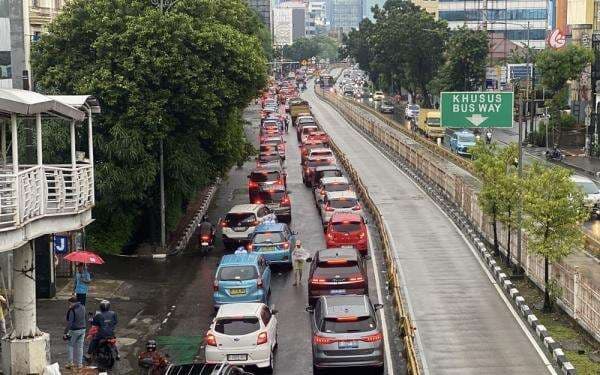 Jakarta Macet karena Hujan dan Banjir, Pramono Minta Warga Geser ke Transportasi Umum