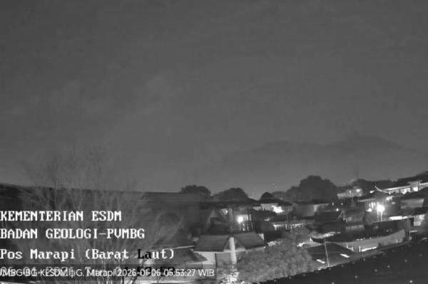 Gunung Marapi di Sumbar Erupsi, Muntahkan Kolom Abu Setinggi 250 Meter