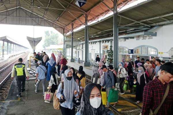 FOTO: Stasiun Sibuk, Hiruk Pikuk Warga Berlibur Naik Kereta Api