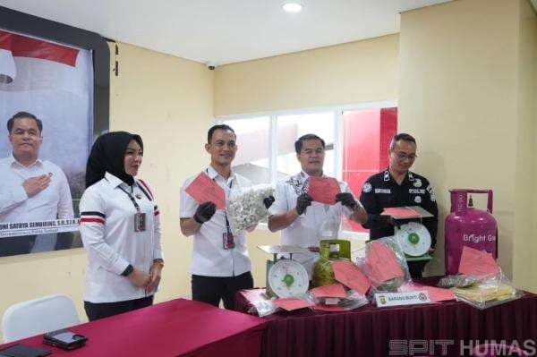 Polda Sumsel Bongkar Sindikat LPG Oplosan di Palembang, 4 Tersangka Ditangkap