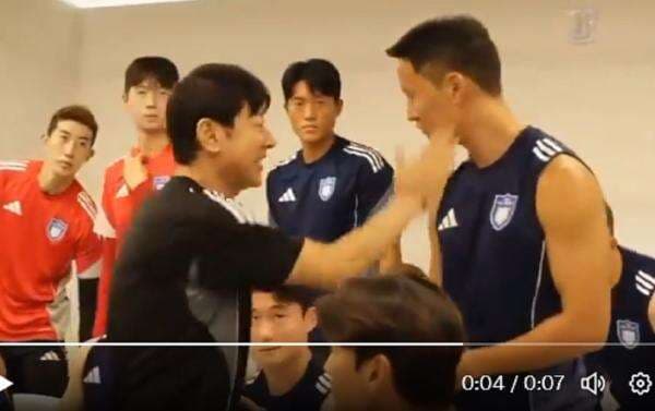 Media Korea Selatan Rilis Video Shin Tae-yong Tampar Pemain Ulsan HD, Ditertawai Pemain Timnas Indonesia? Media Korea Selatan Rilis Video Shin Tae-yong Tampar Pemain Ulsan HD, Ditertawai Pemain Timnas Indonesia?