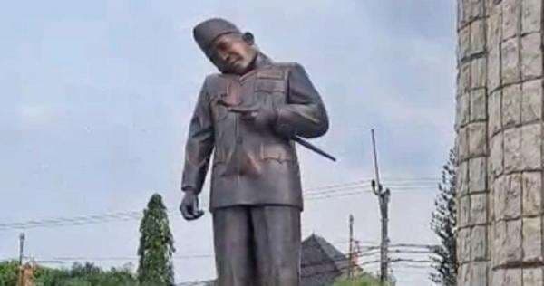 Viral! Penampakan Patung dan Leher Presiden Soekarno Miring di Alun-Alun Indramayu