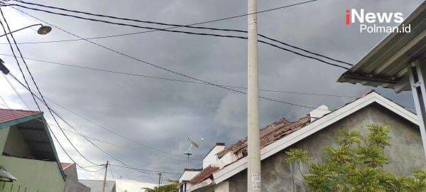 Awan Gelap Menutupi Langit Polewali, Cuaca Saat Ini Tak Bisa Diprediksi Awan Gelap Menutupi Langit Polewali, Cuaca Saat Ini Tak Bisa Diprediksi