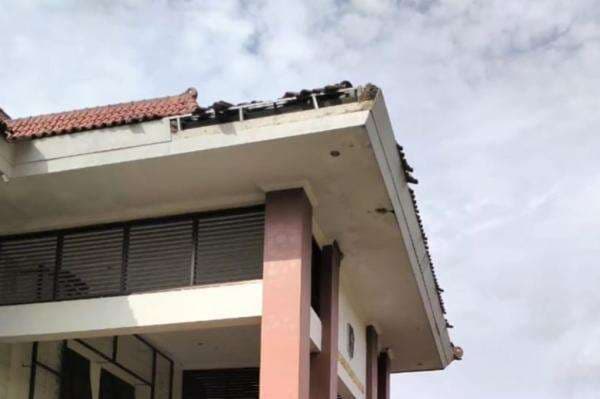 Dampak Gempa Pacitan M5,5, Atap Kantor Kecamatan di Trenggalek Jatuh Timpa 3 Pegawai