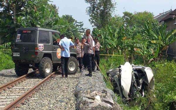 BREAKING NEWS, Kecelakaan Maut Daihatsu Sigra Ditabrak Kereta Api 4 Tewas, 3 Luka Parah 