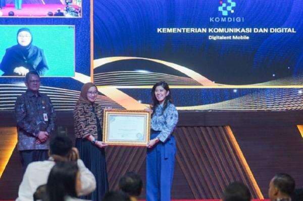 Menkomdigi Raih Penghargaan OPSI KIPP 2025 berkat Inovasi Layanan Publik Digital Menkomdigi Raih Penghargaan OPSI KIPP 2025 berkat Inovasi Layanan Publik Digital