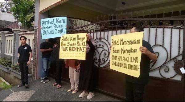 Satu Tahun Beroperasi Tak Juga Diberi Izin, Para Pekerja Bimbel di BCC Kota Bogor Datangi Ketua RT Satu Tahun Beroperasi Tak Juga Diberi Izin, Para Pekerja Bimbel di BCC Kota Bogor Datangi Ketua RT