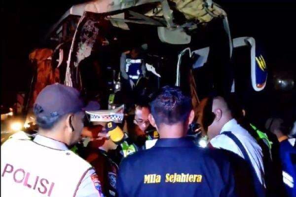 Kronologi Bus Tabrak Truk Sebabkan 20 Penumpang Luka di Tol Magetan gegara Sopir Mengantuk