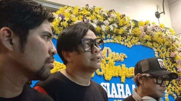 Penghormatan Terakhir, Gigi Ikut Tempel Stiker di Peti Mati Ricky Siahaan Penghormatan Terakhir, Gigi Ikut Tempel Stiker di Peti Mati Ricky Siahaan