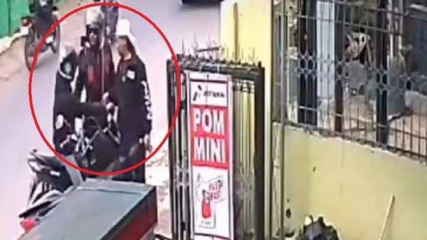 2 Bang Jago Keroyok Pegawai Minimarket di Bandung Terekam CCTV, Kini Ditangkap Polisi 2 Bang Jago Keroyok Pegawai Minimarket di Bandung Terekam CCTV, Kini Ditangkap Polisi