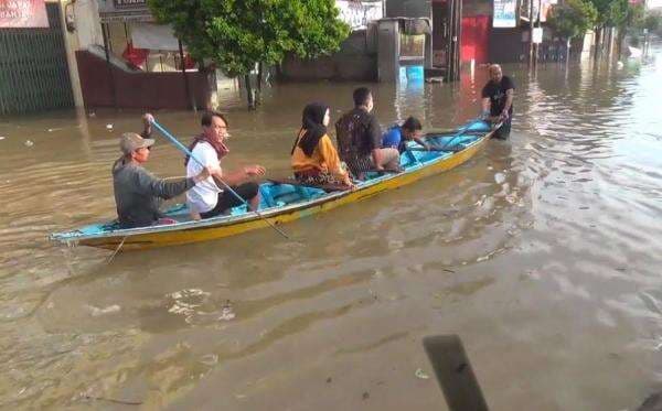 Diterjang Banjir, Bandung Status Tanggap Darurat 2 Pekan Diterjang Banjir, Bandung Status Tanggap Darurat 2 Pekan