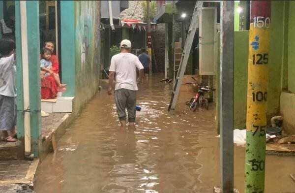 Banjir di Kebon Pala Jaktim Berangsur Surut, Pengungsi Mulai Kembali ke Rumah