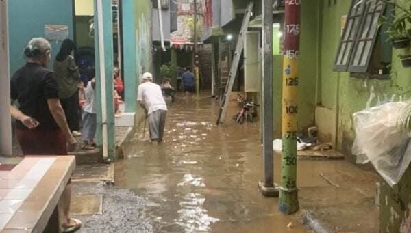 Banjir di Kebon Pala Jaktim Surut, Pengungsi Mulai Kembali ke Rumah