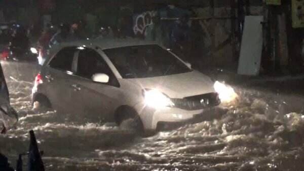 Banjir Kepung Kota Cimahi, Banyak Kendaraan Terjebak Arus Deras Air