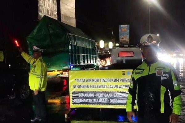 Banjir Rob Rendam Jalur Pantura Semarang-Demak, Pemudik Diimbau Lewat Jalur Alternatif Banjir Rob Rendam Jalur Pantura Semarang-Demak, Pemudik Diimbau Lewat Jalur Alternatif