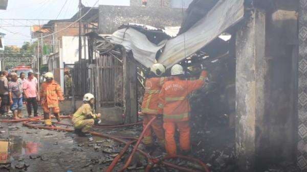 Gudang Spare Part Motor di Surabaya Terbakar, Ledakan Berulang Kali Kejutkan Warga Gudang Spare Part Motor di Surabaya Terbakar, Ledakan Berulang Kali Kejutkan Warga