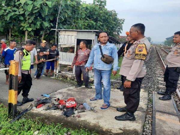 PT KAI: Tindakan Warga di Grobogan Memarkir Motor di Rel Bahayakan KA dan Penumpang, Bisa Dihukum,