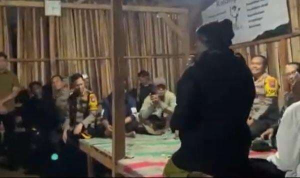 Bondowoso Mencekam! Kapolsek Ijen Dibawa Paksa Warga, Jalan Diblokade Pohon Tumbang