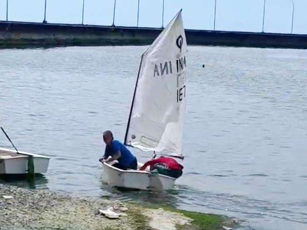 Bisikan Gaib Nyaris Merenggut Nyawa PNS di Makassar, Ditolong Atlet Cilik TNI AL Usai Terjun Ke Laut Bisikan Gaib Nyaris Merenggut Nyawa PNS di Makassar, Ditolong Atlet Cilik TNI AL Usai Terjun Ke Laut