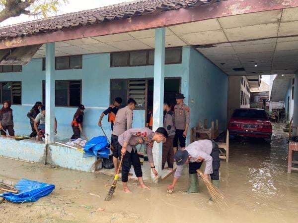 Personel Polres Grobogan dan BPBD Bantu Bersihkan Lumpur Sisa Banjir di Dua Sekolah