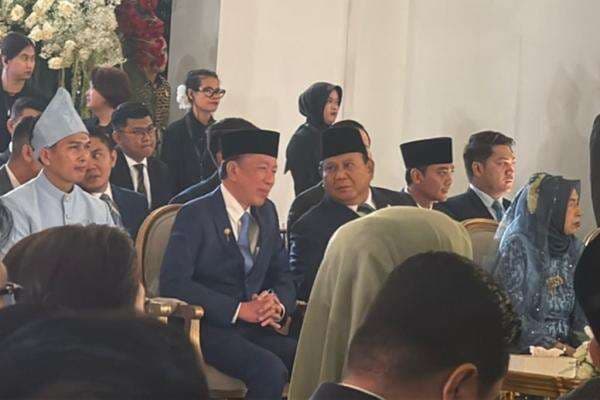 Momen Prabowo dan Jokowi Berbincang Santai usai Jadi Saksi Nikah Sespri Presiden